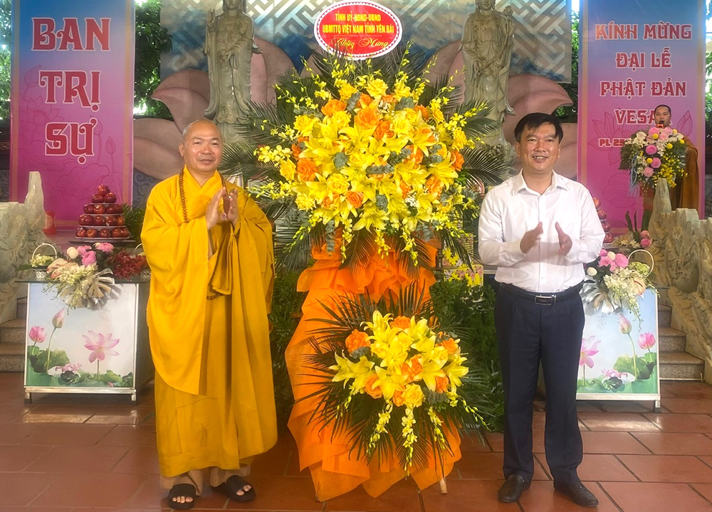 Được sự ủy quyền của lãnh đạo tỉnh, đồng chí Lê Trọng Khang – Phó Giám đốc Sở Dân tộc và Tôn giáo tỉnh gửi tặng lãng hoa của Tỉnh ủy – HĐND- UBND - Ủy ban Mặt trận Tổ quốc tỉnh tới Ban Trị sự GHPGVN tỉnh Yên Bái.